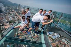 Komtar merupakan bangunan yang paling tinggi di pulau pinang, mengandungi 65 tingkat di utara semananjung dan ke enam di malaysia. Team Building Special Series The Top Komtar Penang Marriott