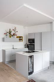 Cuisines Sobres Sur Mesure 2020 En 2020 Cuisine Sur Mesure Choses De Cuisine Rangement Cave