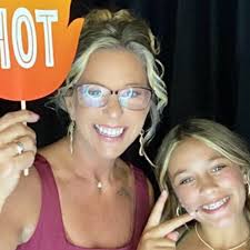 Can anyone steer me in the right direction for a travel person to help with  out first time of family of 6 to travel to Disneyland?