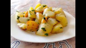 Pommes De Terre Sautees Au Beurre A L Ail Et Au Persil En 2020 Pommes De Terre Sautees Plat Sans Viande Pomme De Terre