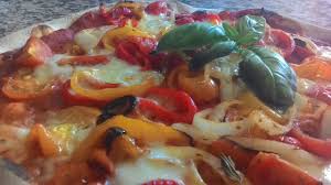 I peperoni contengono sostanze fitochimiche e dalle proprietà antinfiammatorie e antiossidanti come il betacarotene e zolfo che aiuta a prevenire alcune patologie tumorali. Pizza Con Peperoni Pomodorini Cipolla E Mozzarella Silvio Cicchi