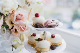 However, a selection of petits fours these days covers a wide variety of sweet things not necessarily. Candybar Hochzeit Petit Fours Und Macarons Moderne Hochzeitsfotografie Berlin C Www Hochzeitslicht De Hochzeitsfotograf Berlin