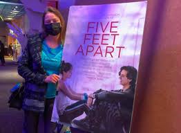 Bekijk de trailer van five feet apart met o.a. Among Cf Community Reactions Mixed Over Movie Five Feet Apart
