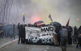 Le second, dans le centre. Greve Mobilisation Record Emaillee D Incidents Le Parisien