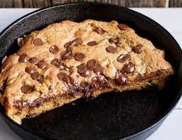 Add warm milk, butter, sugar, cardamom, salt and 1 cup flour; Riesen Cookie Einfaches Rezept Fur Einen Schoko Cookie In Kuchengrosse