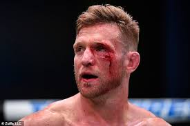 Watch the incredible spinning punch that saw UFC's Beneil Dariush knock Scott  Holtzman to the floor