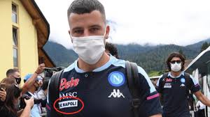 Ssc napoli home kit for kids 2020/2021. L Odissea Del Napoli Verso L Autoproduzione In Ritiro Con Maglie Vecchie Coperte Da Toppe