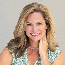 Jen Andrews's Instagram, Twitter & Facebook