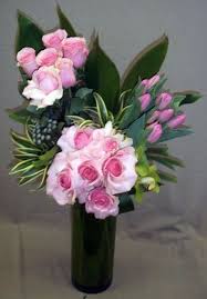 Kayla S Kiss By Beverly Blossoms Flower Vase Arrangements Spring Flower Arrangements Flower Arrangements