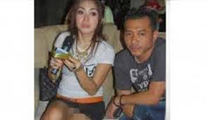 Video ini menjelaskan review celana dalam wanita model yang bentuknya mirip thong atau celana dalam model minimalis versi. Posisi Duduk Asal Celana Dalam 5 Artis Ini Ngintip