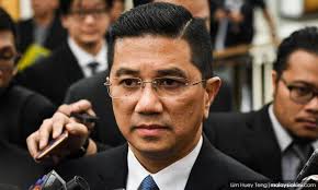 Azmin wants Harapan to back Dr M, Wong Chen says PM must accept blame