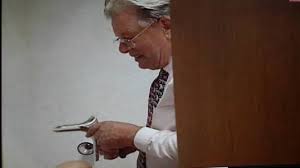 De documentaireserie het zaad van karbaat gaat over een arts die zijn patiënten veelal insemineerden met zijn eigen zaad.het gevolg is dat de inmiddels overleden man meer kinderen heeft dan iedereen lief is. Spermadokter Jan Karbaat Waande Zich Onaantastbaar Jan Karbaat Ad Nl