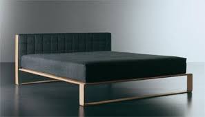 Furniture Bed For The Classic Masculin Bedroom While Also Elevated To Make A Room Feel Lighter Meridiani Mobilier De Salon Beaux Meubles Meuble Design