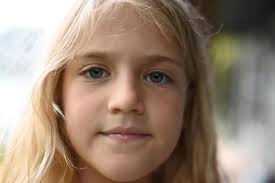 How the sun lights up her eye in this portrait of Bobette🥰 I've known her  for over two years now, before Bob disappeared.