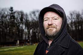 Bláznivá komedie o tom, co vše se může přihodit poté, když úctyhodný politik nalezne mrtvolu v hotelovém pokoji. Herec Leos Noha Radsi Budu Mrtvy Nez Abych Se Nudil Seznam Zpravy