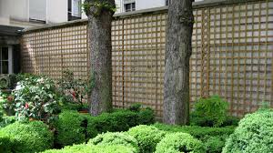 Un format vertical ou carré original pour donner des couleurs en extérieur. Enrichir La Decoration De Son Jardin Avec Du Treillage