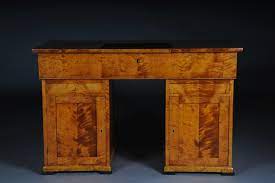 Die elegant wirkenden platte ziert ein umlaufend eingelegtes ahornband und eine eboniesierte kante bildet den abschluß. L 136 Einzigartiger Biedermeier Schreibtisch Birke Um 1840 Ebay