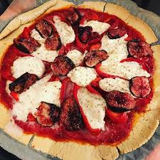 Pizza Maison Pate A La Farine De Mais Et De Riz Complet Garniture Poivron Mozzarella Et Bleu De Brebis Figues Sur Une Base Tomate Foodporn Foodindecence