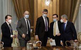 Partidele puterii pregătesc audieri ale candidaţilor săptămâna viitoare, favorit fiind un profesor universitar susţinut de udmr, susţin surse din coaliţie pentru „adevărul. Renate Weber DemisÄƒ DupÄƒ DouÄƒ SedinÅ£e Cu Scandal Cine Se IncÄƒlzeste Pentru Preluarea Sefiei Avocatului Poporului