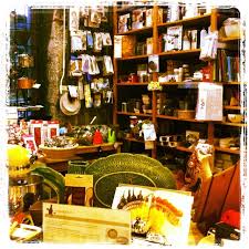 El restaurante taberna el alambique se emplaza en el céntrico barrio de las letras de madrid, lugar en el que mantiene su esencia de establecimiento de antaño, manteniendo el ambiente para la charla y con unas paredes repletas de historia flamenca, internacional y artística. Alambique En Madrid Tienda De Utensilios De Cocina Painting Shortening