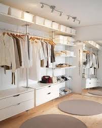 Un Vestidor Minimalista En Tonos Naturales Para Aprovecha La Luz Brandssociety Vestidor Closet Closet Walk In Armario Aberto Armarios Abertos