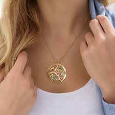 Un pendentif porté avec une représentation de l'arbre de vie fait souvent référence à des principes tels que la croissance, qu'elle soit personnelle ou spirituelle, le développement, le changement et la la renaissance. Collier Arbre De Vie Avec Pierres De Naissance Or Jaune 10 Carats Myka Anciennement Moncollierprenom