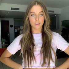 Emma Chamberlain Black And Blond Hair Pin By Caitlin Hall On Emma Chambie Emma Chamberlain Medium Brown Hair Color Beauty
