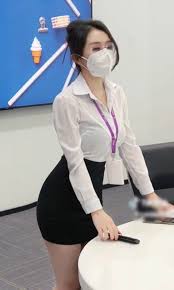 Khó rời mắt mỹ nhân diện áo sơ mi váy mini jupe đi làm