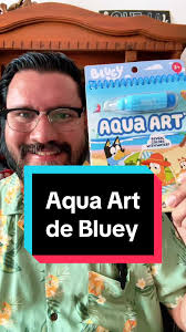 Aqua Art de Bluey Hoy les dejo mi experiencia con este bonitl cuaderno que  se descubre a traves del agua. Tiene 4 páginas reutilizables con la  temática de Bluey. Esta súper divertido y lo puede ...