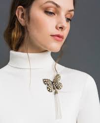 When you wear a turtleneck, long necklaces look amazing with the high collar as they draw the eye down and elongate the body. Choker With Chains And Pendants