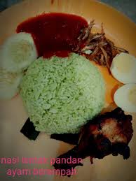 Hanya untuk acara hijau, kami menggunakan air dan daun pandan bercampur dengan sedikit pewarna makanan hijau. Facebook