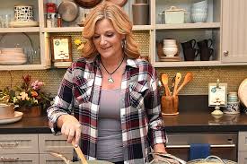 At this time, candy canes were still portrayed in plain white on christmas cards throughout europe and america. Trisha Yearwood Says Cooking Career Was Completely An Accident