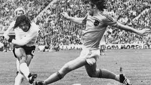 Seine frau uschi besucht ihn täglich. Der Bomber Der Nation Gerd Muller Wird 70 Jahre Alt Dfb Deutscher Fussball Bund E V