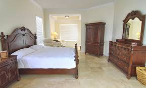 Realizzata interamente in legno massello e verniciata con la particolare tecnica della finitura a straccio. Camere Da Letto Classiche Prezzi E Stili Tirichiamo It