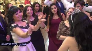 ام العريس تتحدى العروسه فى الرقص فى ليلة الزفاف مع فرقة الطرب الصعيدى محمد البنجاوى Youtube