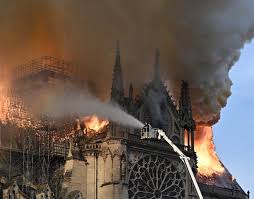 De sute de ani nu au luat foc,acum brusc au cam inceput sa arda. Incendiu Devastator La Catedrala Notre Dame Din Paris Stirileprotv Ro