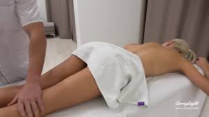 หมอนวดหน้านี้เย็ดลูกค้าผมบลอนด์คนนี้หลังจากเอานิ้วเขี่ยหี - Videos - Big  Ass Monster porn - bigassmonster.com