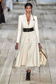 Alexander Mcqueen Pret A Porter Printemps Ete 2020 Defiles Vogue Paris Alexander Mcqueen Pret A Porter Robe Avec Veste