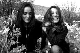 De la noche las grandes raíces crecen de súbito desde tu alma, y a lo exterior regresan las cosas en ti ocultas. Canciones Para Dedicar A Una Amiga Dice La Cancion