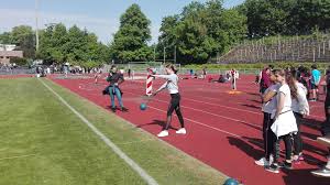 Grünenkamp hält anschluss an tabellenspitze. Schleuderball Sophie Charlotte Gymnasium