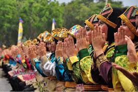 Sebut dan jelaskan bentuk pengolahan gerak dalam tari! Seni Tari Pengertian Dan Gerak Tari Halaman All Kompas Com