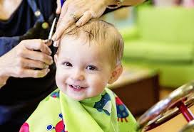 tipps erster haarschnitt baby wann wie kleinkind madchen haarschnitt kinder haarschnitt jungs erster haarschnitt junge