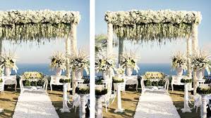 Bunga gantung bisa jadi dekorasi yang tepat untuk mempercantik rumah. Dekorasi Altar Outdoor Di Gedung Resepsi Pernikahan Lifestyle Fimela Com