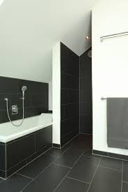 Duschnische Und Badewanne Mit Dunklen Fliesen Badezimmer Fliesen Dunkle Badezimmer Fertighaus Kaufen