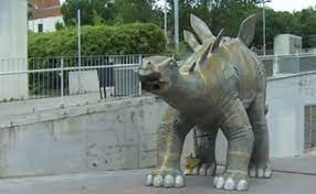 Dinosaurio dinosaurio para coleccionistasos invito mirar mis articulos y unificar envios. Spain They Find A Corpse Inside The Statue Of A Dinosaur In Barcelona Ruetir