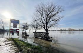 De beelden blijven ondanks de beperkte hoogwaterstand. Hoogwater Stremt Scheepvaart Rijn Stuwen Open En Kering Dicht Schuttevaer