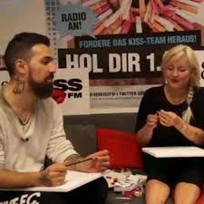 Ascultă live kiss fm radio, unul dintre cel mai popular post de radio din românia cu acoperire națională. F Ck Deine Hunde Kay One Ruft Bushido In Live Sendung Bei Kiss Fm An Stars
