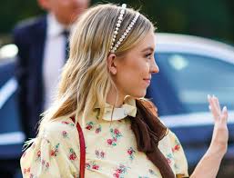 But of all the '90s throwback hair accessories that have seen trend revivals recently, the humble headband is perhaps the most stylishly click ahead to see the headband hairstyles we're loving this winter. How To Wear A Headband The Byrdie Foolproof Guide