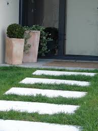 dalles rectangulaires pas de jardin japonais pour creer des allees et chemins dalle jardin jardin en beton deco petit jardin