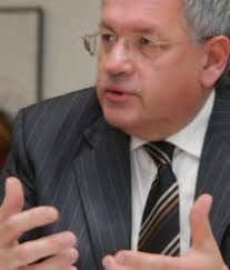 PROFIL Im Gespräch: IHK-Präsident Dr. Gerhard Vogel SUMMARY Expansion of  Business Information Systems continues NETZWERK Caree